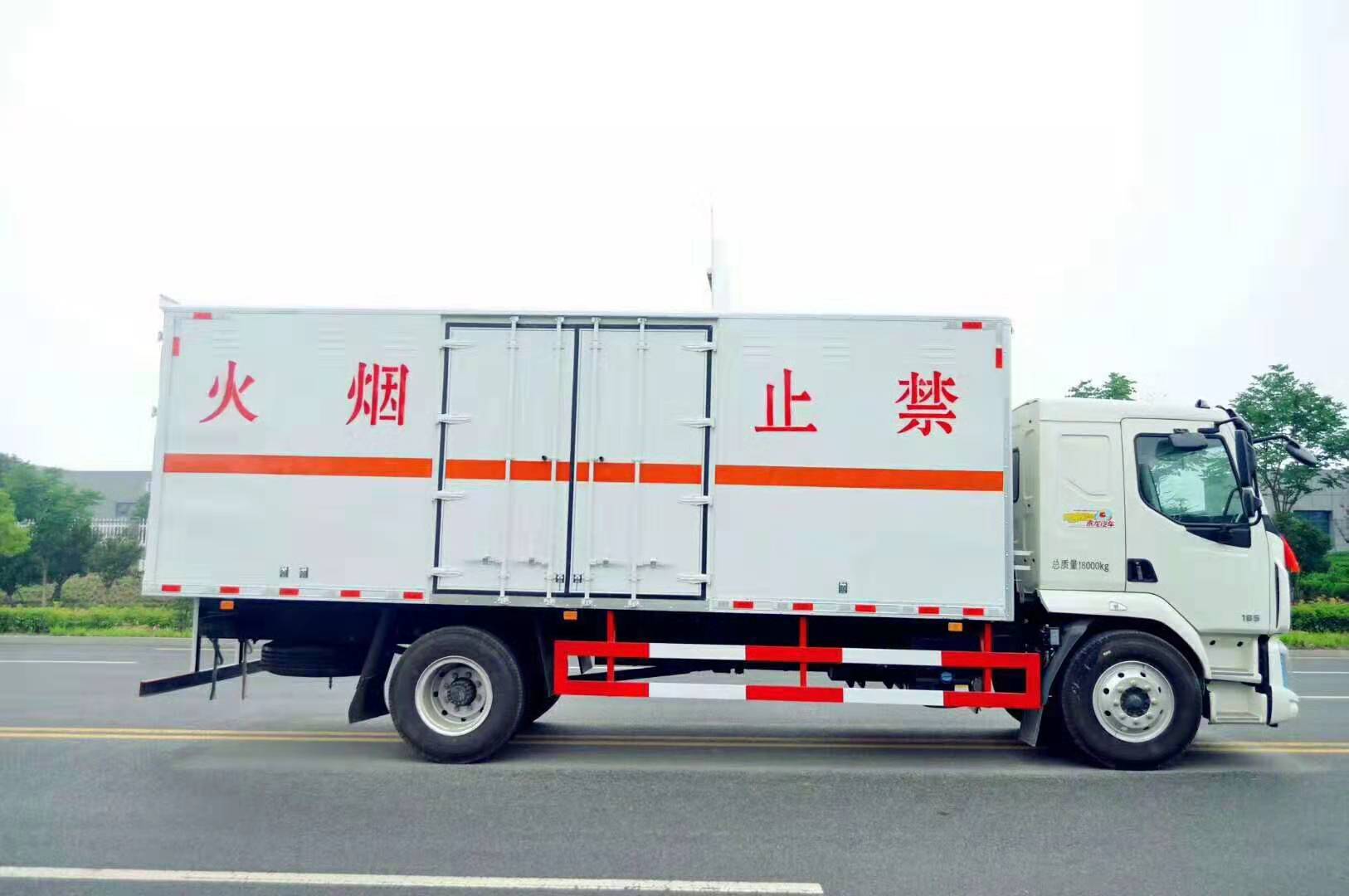 柳汽乘龍6.5米雜項(xiàng)危廢廂式運(yùn)輸車(chē)