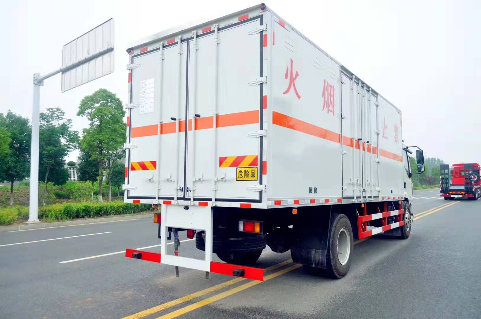 柳汽乘龍6.5米雜項(xiàng)危廢廂式運(yùn)輸車(chē)